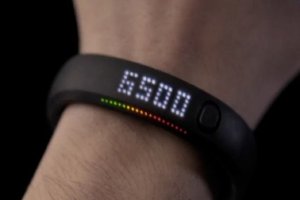 Il braccialetto Nike + Fuelband, un gadget  impermeabile dotato di  indicatore a LED numerico e colorato, una vera e propria “barra di caricamento dell’energia” che come in un videogioco ci mostra chiaramente quanto siamo vicini al nostro obiettivo di allenamento
