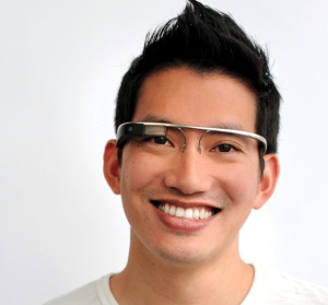 Google Glass, i futuristici occhiali presentati da Google un anno fa ed ora in fase di sviluppo. Questi occhiali saranno dotati di molteplici funzioni.